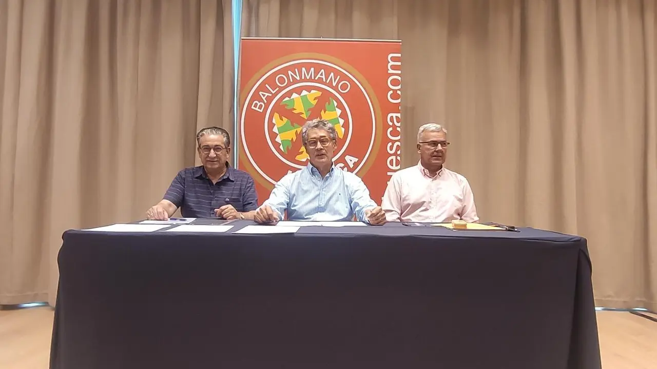 Pachi Gin&eacute;, en el centro de la imagen, durante la asamblea del BM Huesca donde se aprob&oacute; el presupuesto y se traz&oacute; el complicado futuro para el club. Foto: Sportaragon