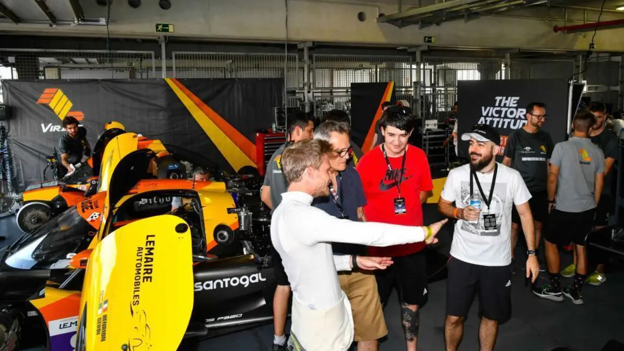 Los aficionados al motor tuvieron ocasi&oacute;n de conocer a los equipos que conforman la ELMS. Foto: MotorLand