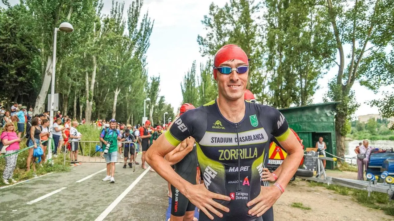 El triatleta del Stadium Casablanca Fernando Zorrilla, listo para el segmento de nataci&oacute;n en una prueba de triatl&oacute;n. Foto: Cedida