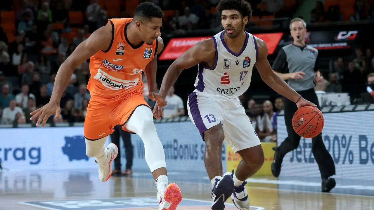 Mark Smith, con el bal&oacute;n, en un encuentro de liga alemana ante el Ulm
Foto: Harry Langer