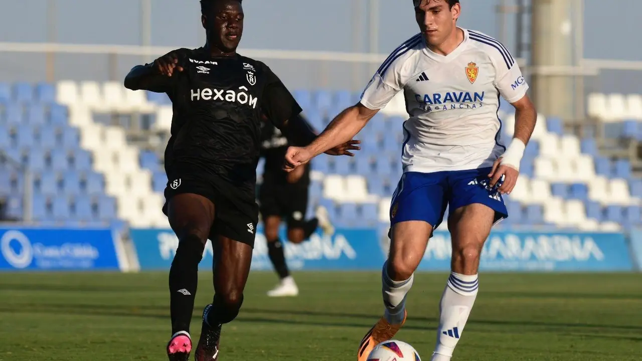 Iv&aacute;n Az&oacute;n busca el gol en el Pinatar Arena | Foto: Tino Gil / RZ