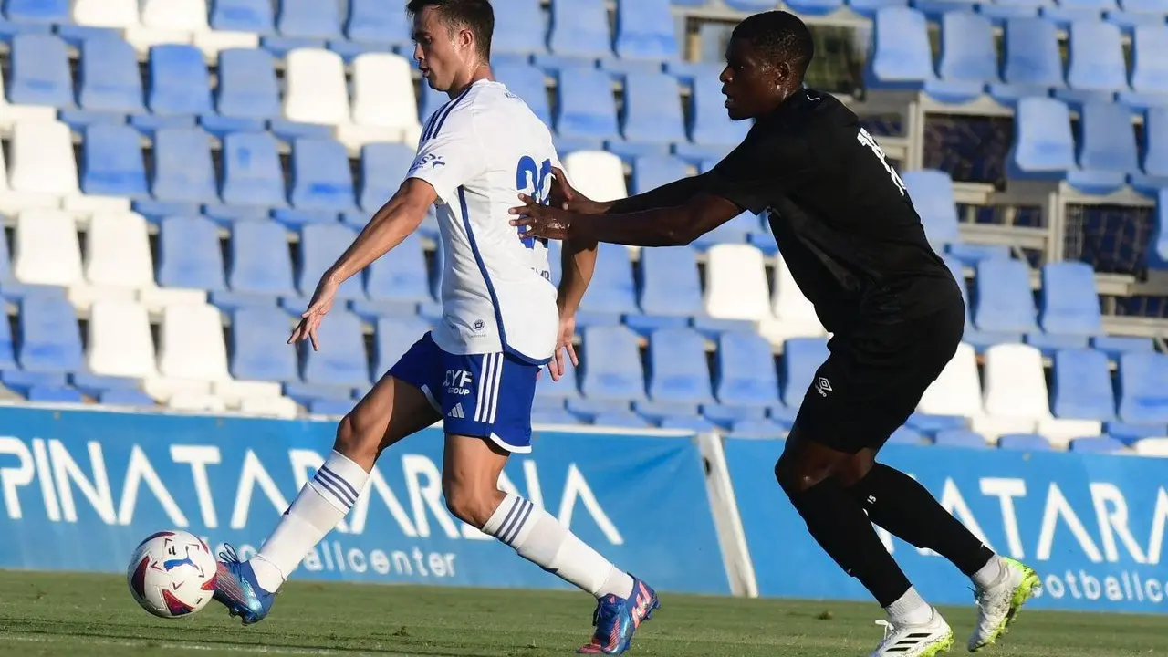Andr&eacute;s Borge representa el lugar de la cantera en el primer equipo durante la pretemporada | Foto: Tino Gil / RZ