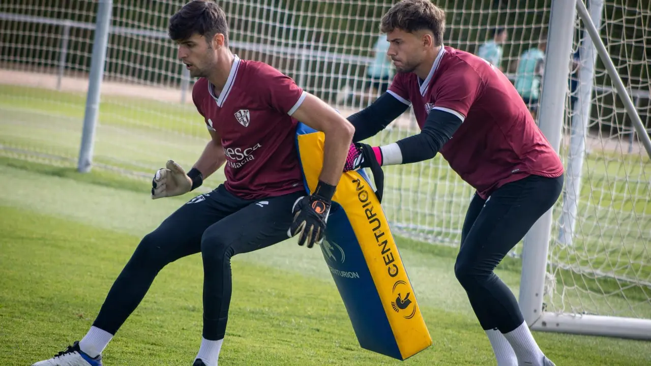&Aacute;lvaro y Juan P&eacute;rez pujan por el puesto de portero titular en el Huesca