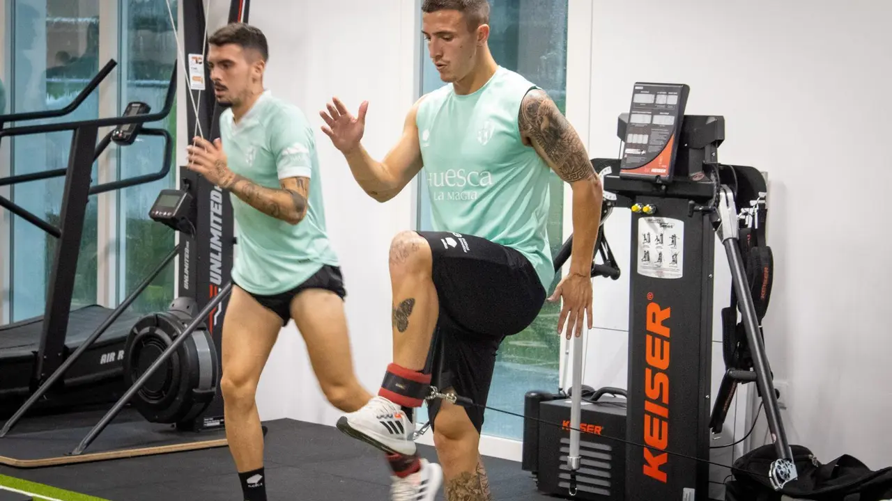 Joaqu&iacute;n y Escriche en un entrenamiento del Huesca en el gimnasio.  Foto: SD Huesca