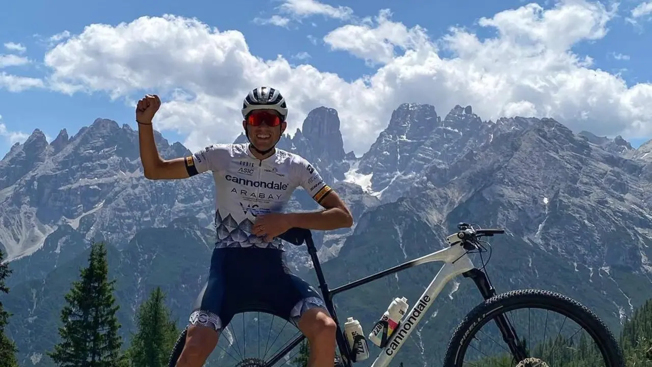 Roberto Bou, en la imagen, posa con los Dolomitas al fondo. Foto: FB
