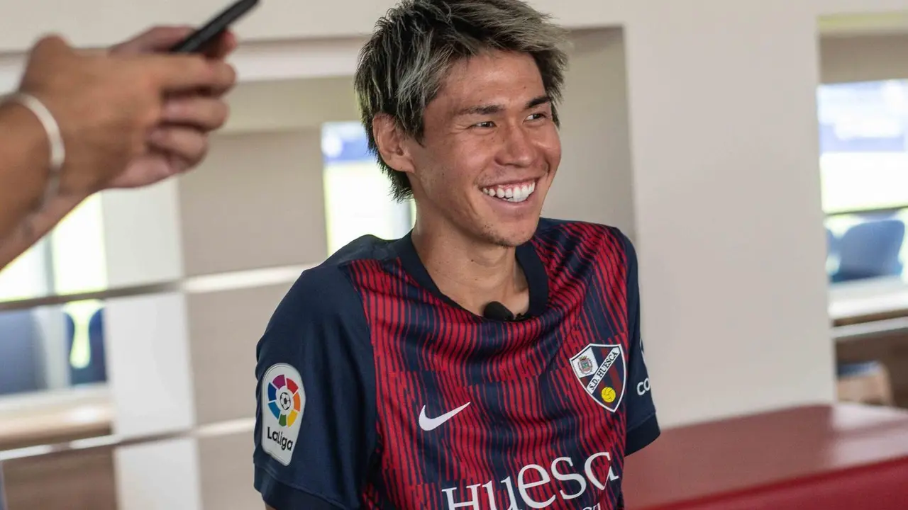 Kento Hashimoto con la camiseta de las SD Huesca