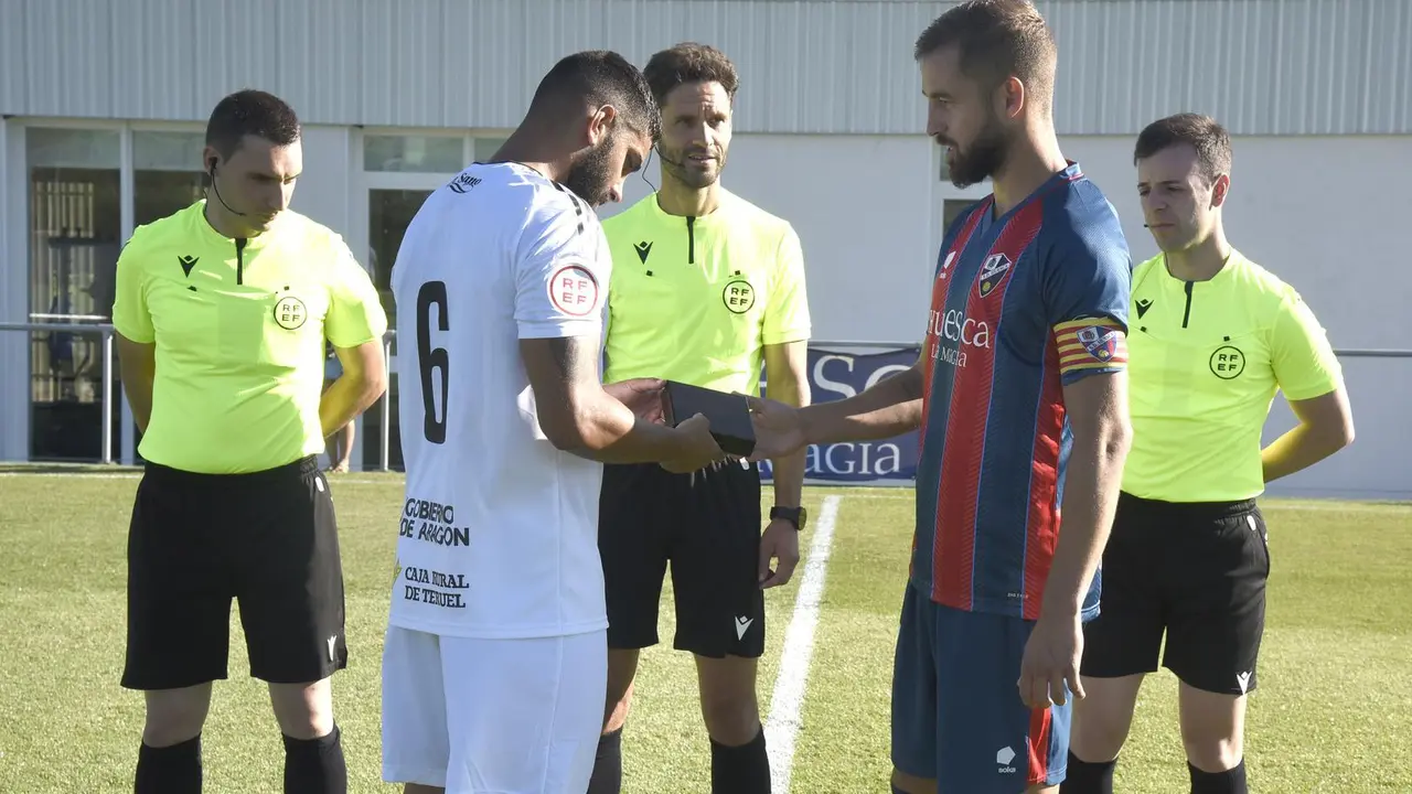 Jorge Pulido, capit&aacute;n del Huesca en el partido ante el Teruel