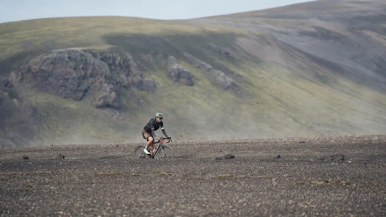 Mart&iacute; Vigo pedaleando en The Rift (Islandia). Foto: Cedida