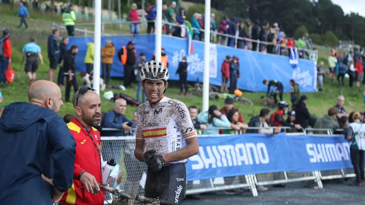 Roberto Bou, en la meta, contrariado por las aver&iacute;as que sufri&oacute; en el Mundial de Glasgow. Foto: Cedida