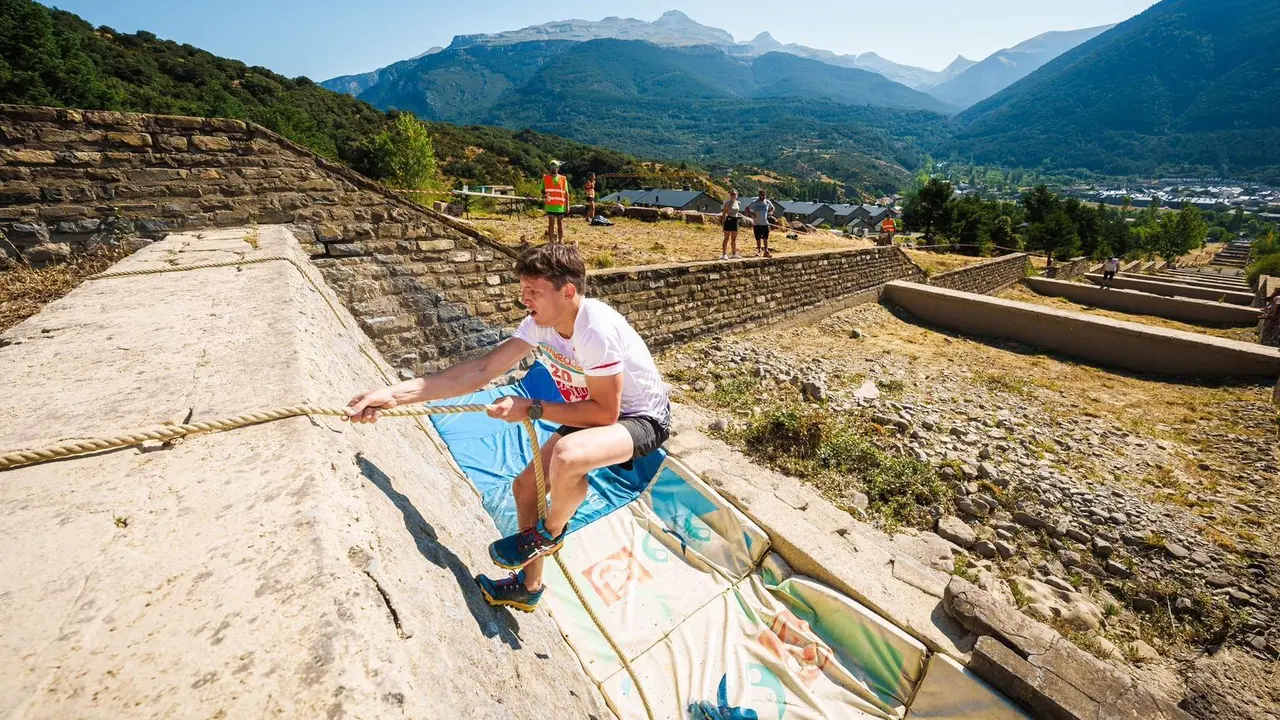 Un competidos busca salvar una de las 26 gradas de el barranco de El Lierde. Foto: Turismo Villan&uacute;a/Yhabril Moro