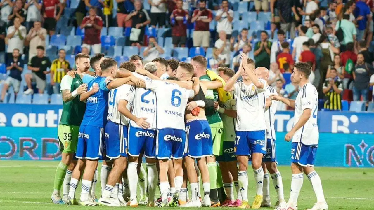 El Real Zaragoza celebra la primera victoria de la temporada. | Foto: Real Zaragoza
