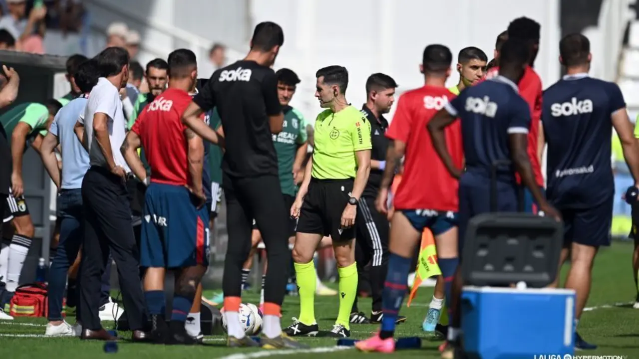 El &aacute;rbitro estudia las im&aacute;genes que le convencieron para ordenar el penalti que permiti&oacute; al Burgos empatar el gol de Vilarrasa con el que se adelant&oacute; el Huesca. Foto: LaLiga