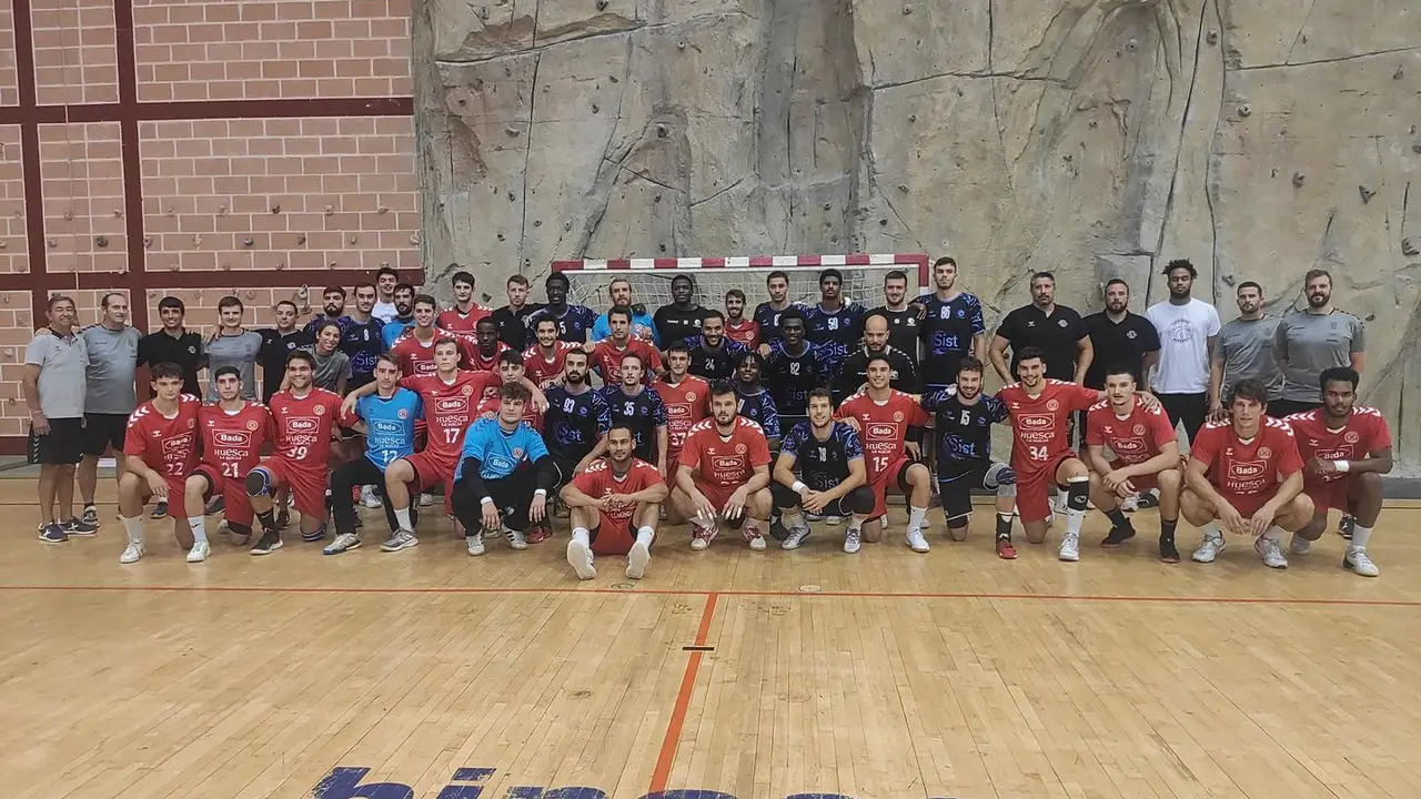Jugadores y cuerpo t&eacute;cnico del Cherbourg y Bada Huesca posan antes del amistoso disputado en Monz&oacute;n. Foto: Sportaragon