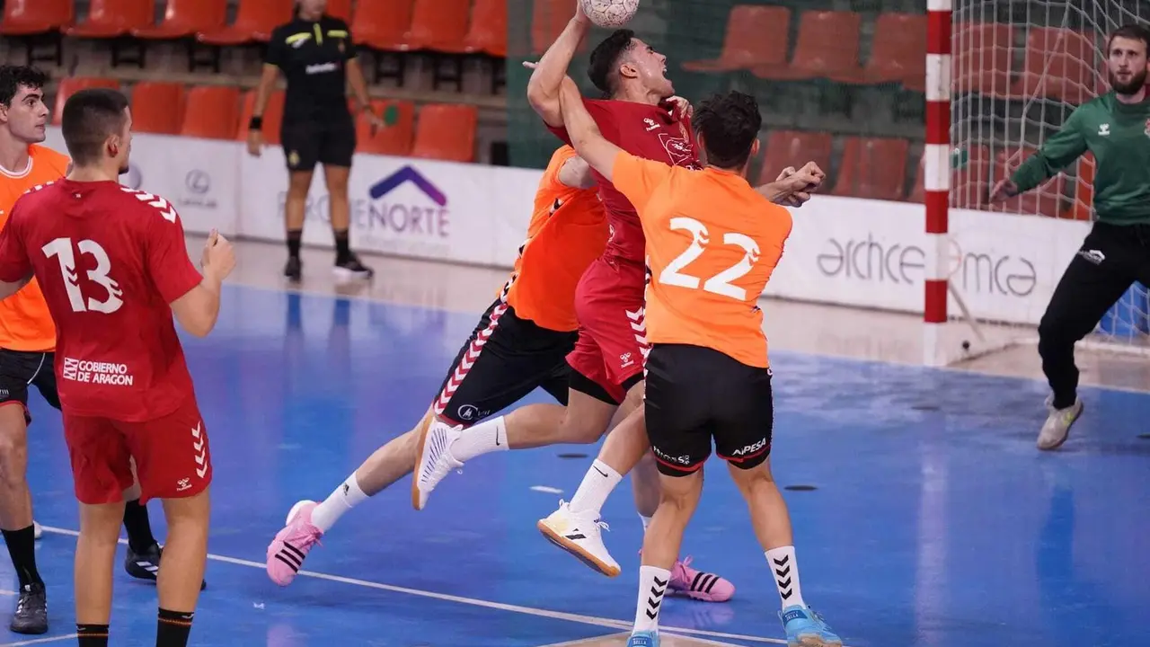 Ignacio Su&aacute;rez, frenado por dos jugadores de Burgos, busca el lanzamiento a porter&iacute;a. Foto: Javier G&oacute;mez