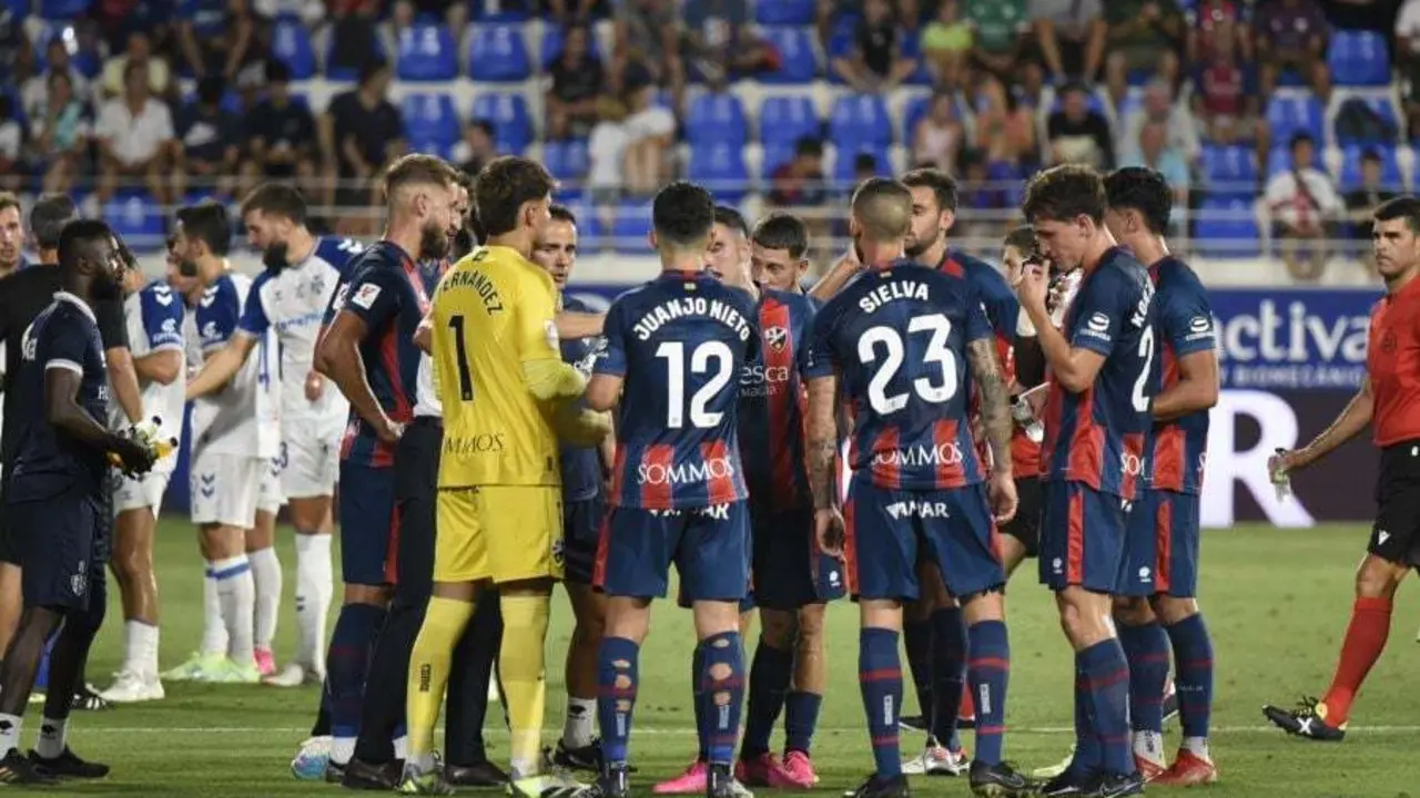 Los jugadores del Huesca en la pausa para la hidrataci&oacute;n en la primera parte contra el Tenerife. Foto: LaLiga