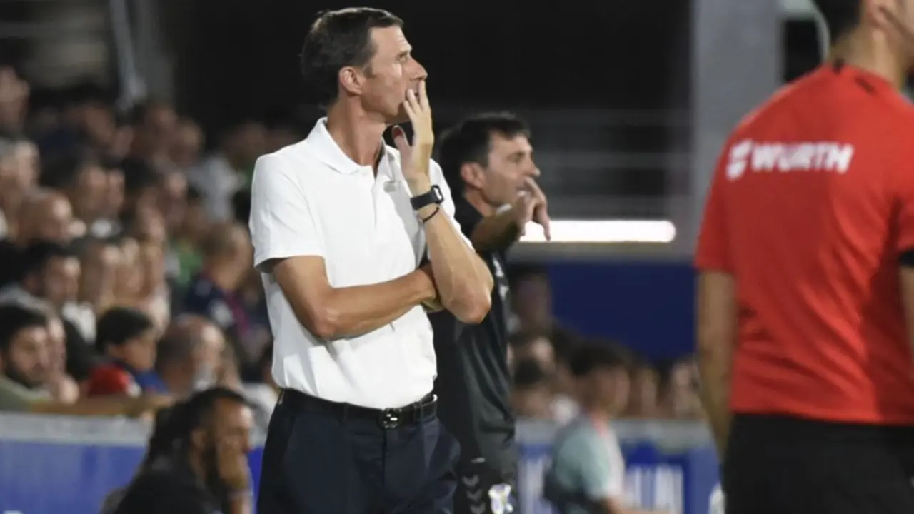 Ziganda, preocupado, observa a sus jugadores contra el Tenerife. Foto: LaLiga