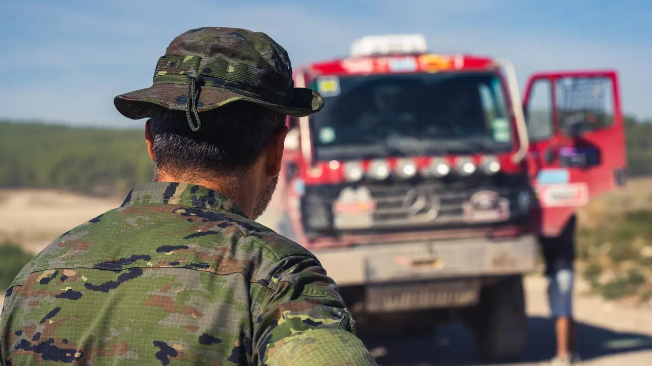 Un militar observa a uno de los grandes todo terrenos que participan en una prueba espectacular. Foto: Cedida