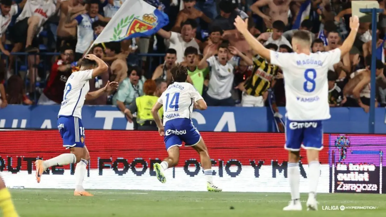 Francho Serrano celebra su gol en La Romareda, con Marc Aguado al fondo | Foto: Tino Gil / RZ