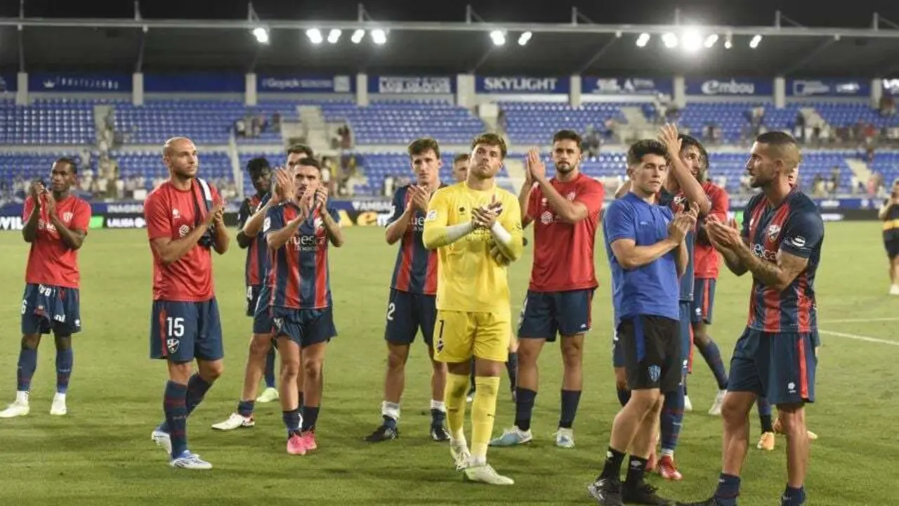 Los jugadores del Huesca tras el partido contra el Tenerife se dirigen a sus aficionados. Foto: LaLiga