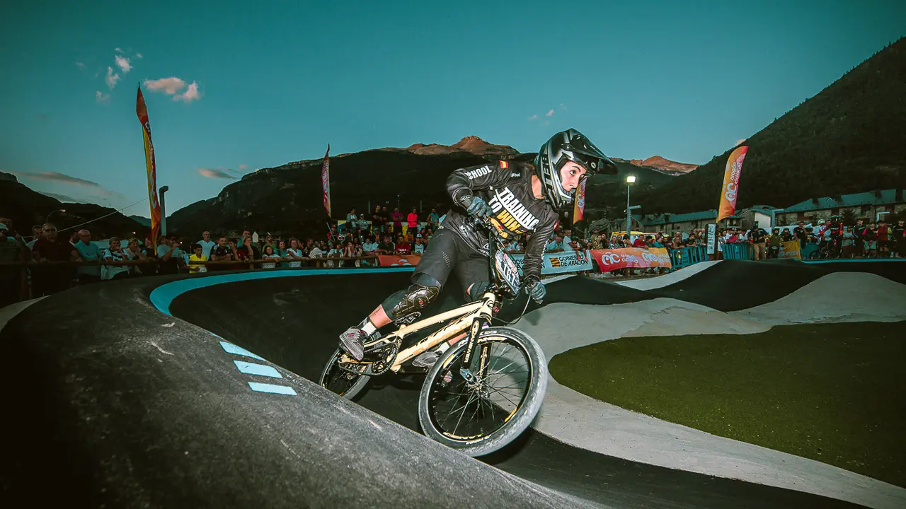 El hecho de competir bajo la luz de los focos a&ntilde;ade m&aacute;s espectacular a la prueba de pumptrack de Villan&uacute;a. Foto: Turismo Villan&uacute;a-Yhabril Moro