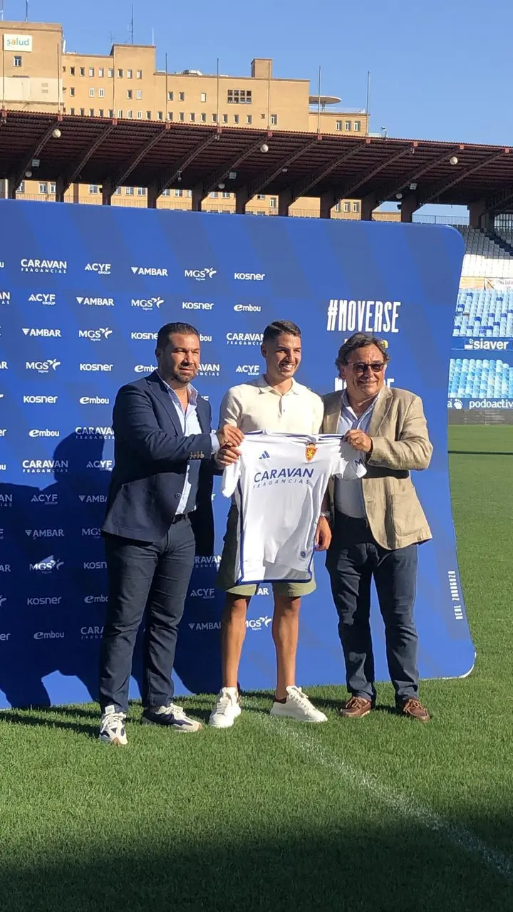 Manu Vallejo en su presentaci&oacute;n en La Romareda | Foto: SportArag&oacute;n