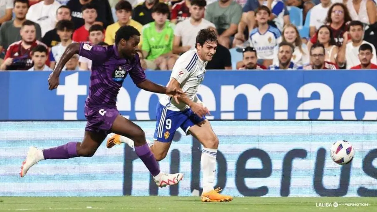Iv&aacute;n Az&oacute;n corriendo la banda contra Boyomo | Foto: LaLiga