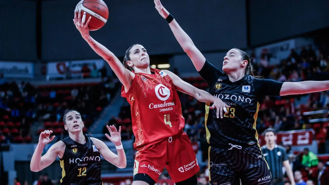 Mariona Ortiz, con el logo de Casademont Zaragoza en la camiseta | Foto: Basket Zaragoza
