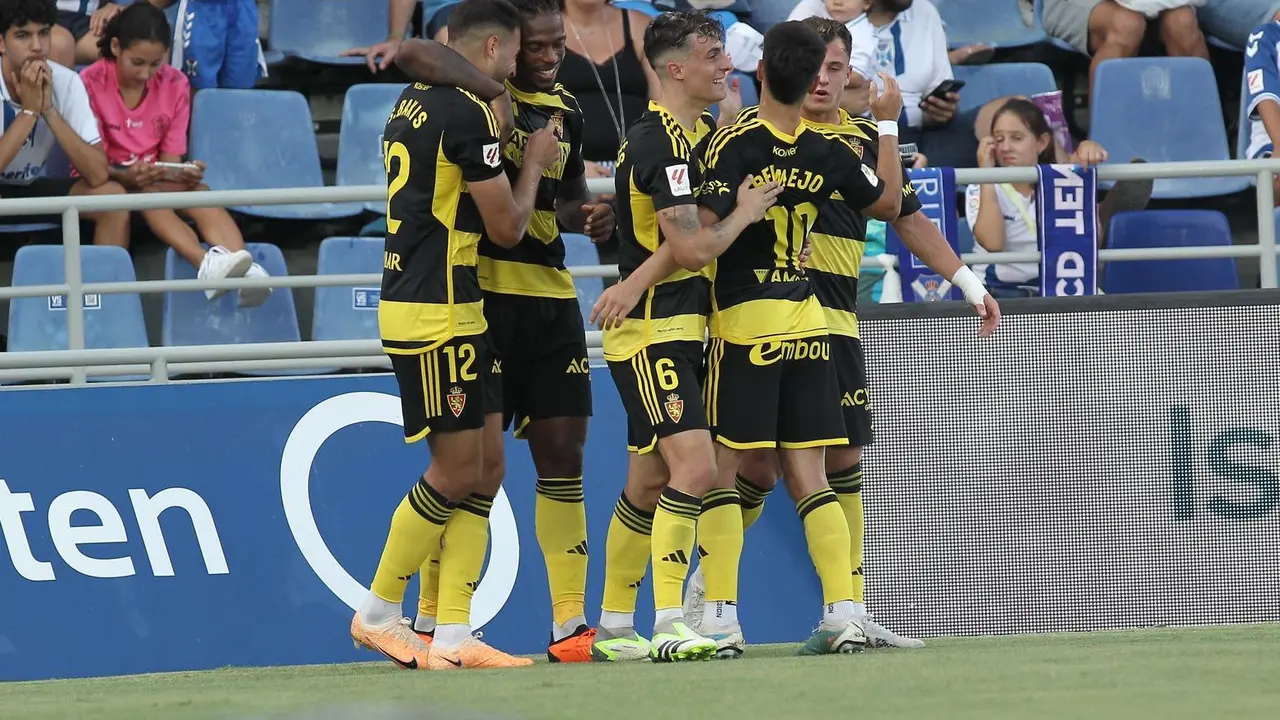 Los jugaores del Zaragoza se abrazan sobre el campo del Tenerife donde consigui&oacute; la tercera victoria de la temporada y firm&oacute; tres de tres. |&nbsp;La Liga