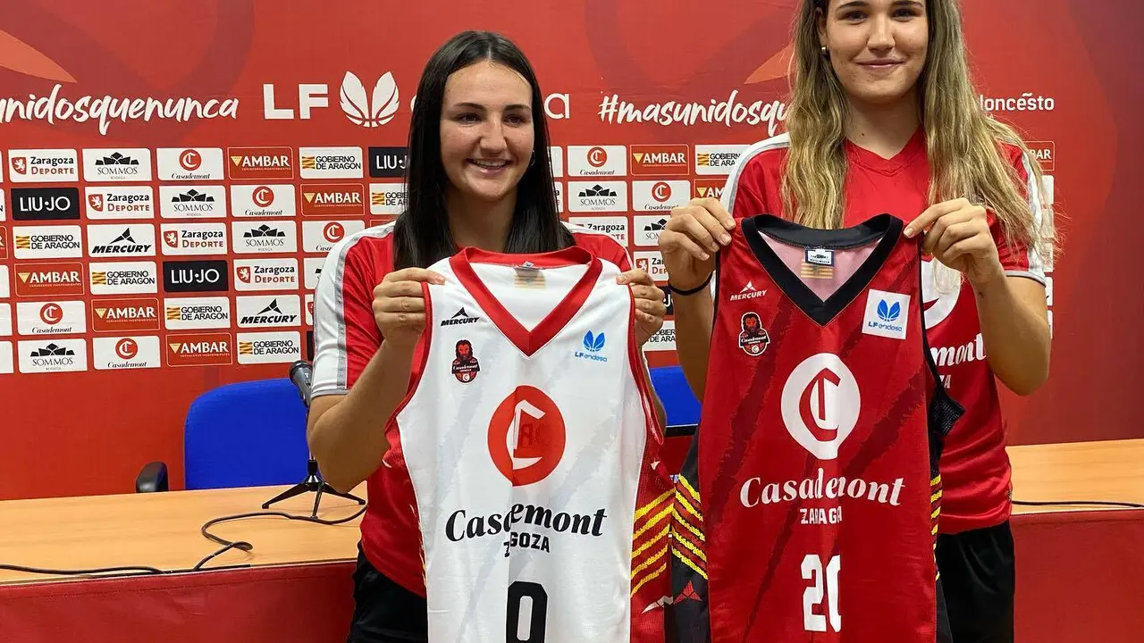 Ainhoa Gervasino y Nerea Hermosa, este martes con sus nuevas camisetas | Foto: Casademont Zaragoza