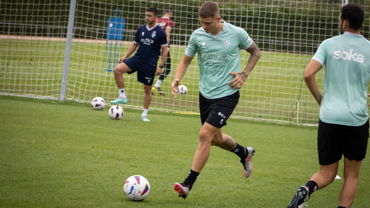Diego Aznar en un entrenamiento con el Huesca, temporada 23/24