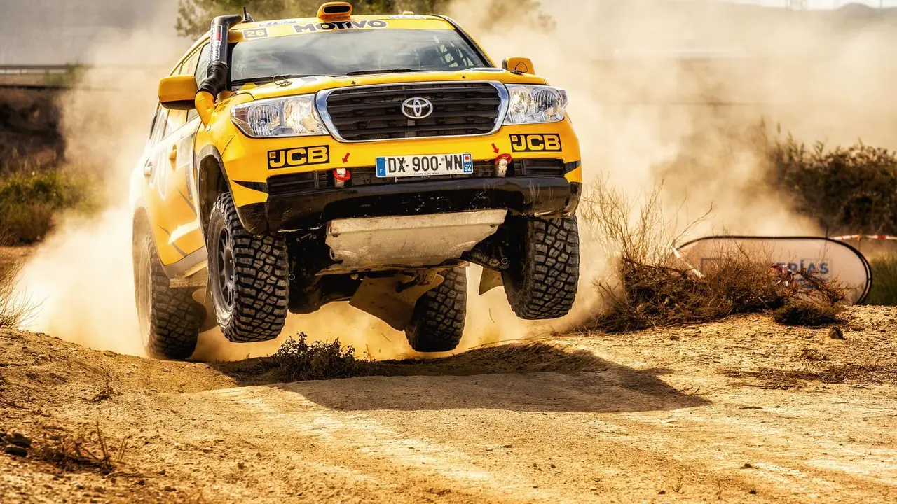 Imagen del Toyota  en un cambio de rasante del Cierzo Rally Ej&eacute;rcito de Tierra. Foto: V&iacute;ctor Gaud&oacute;