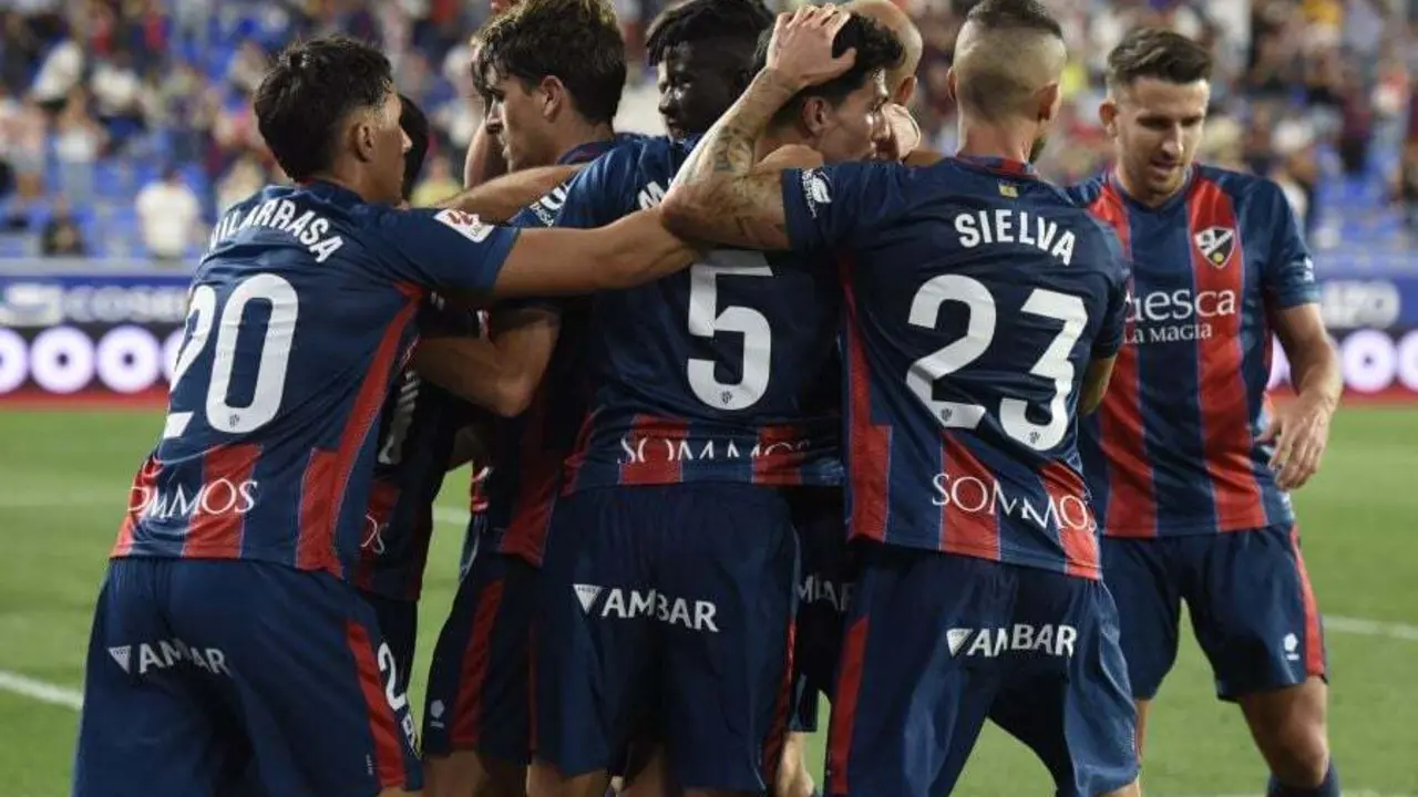 Los jugadores del Huesca 'entrerraron' en felicitaciones a Javi Mart&iacute;nez con su gran gol. Foto: LaLiga
