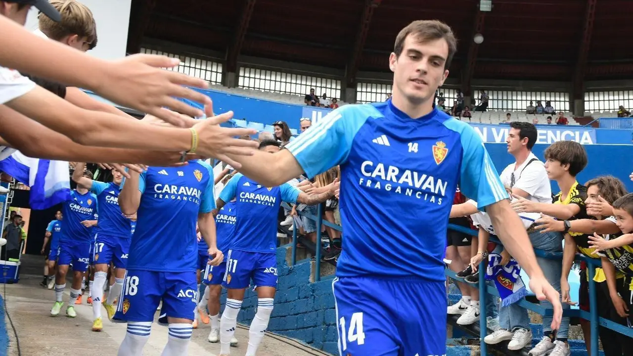 El Real Zaragoza disfruta de una comuni&oacute;n especial con su grada | Foto: Tino Gil / RZ