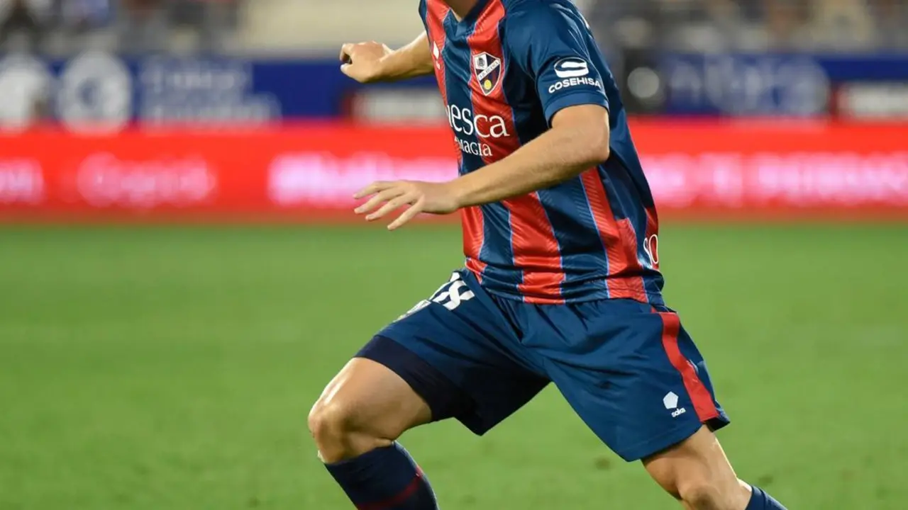 Rafa Tresaco, el d&iacute;a que debut&oacute; como jugador del Huesca en un partido contra el Mirand&eacute;s. Foto: LaLiga