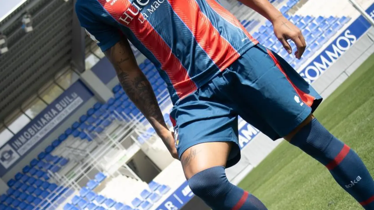 Jovanniy Bol&iacute;var, en su presentaci&oacute;n con el Huesca