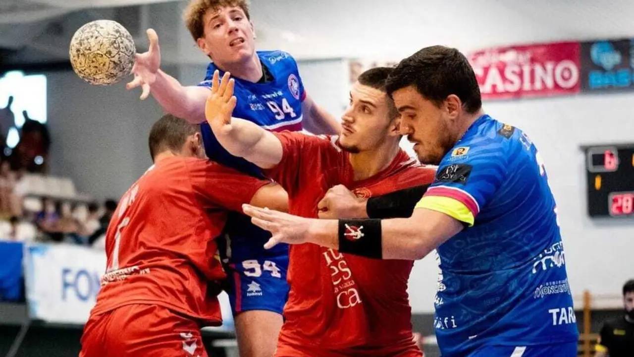 La defensa del Bada cierra la puerta al Tarazona en uno de los ataques del equipo zaragozano en el amistoso. Foto:  Ra&uacute;l L&oacute;pez Navarro/Instagram