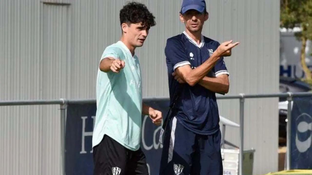 Javi Mier y Ziganda en el primer entrenamiento del jugador en Huesca