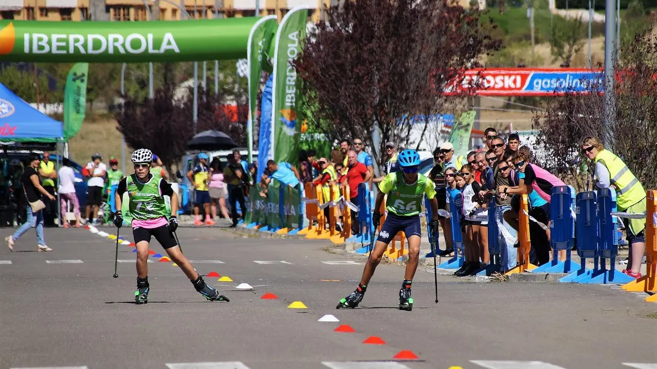 Imagen de la edici&oacute;n del pasado a&ntilde;o de rollerski sprint en el circuito urbano de Jaca. Foto: Rebeca Ruiz