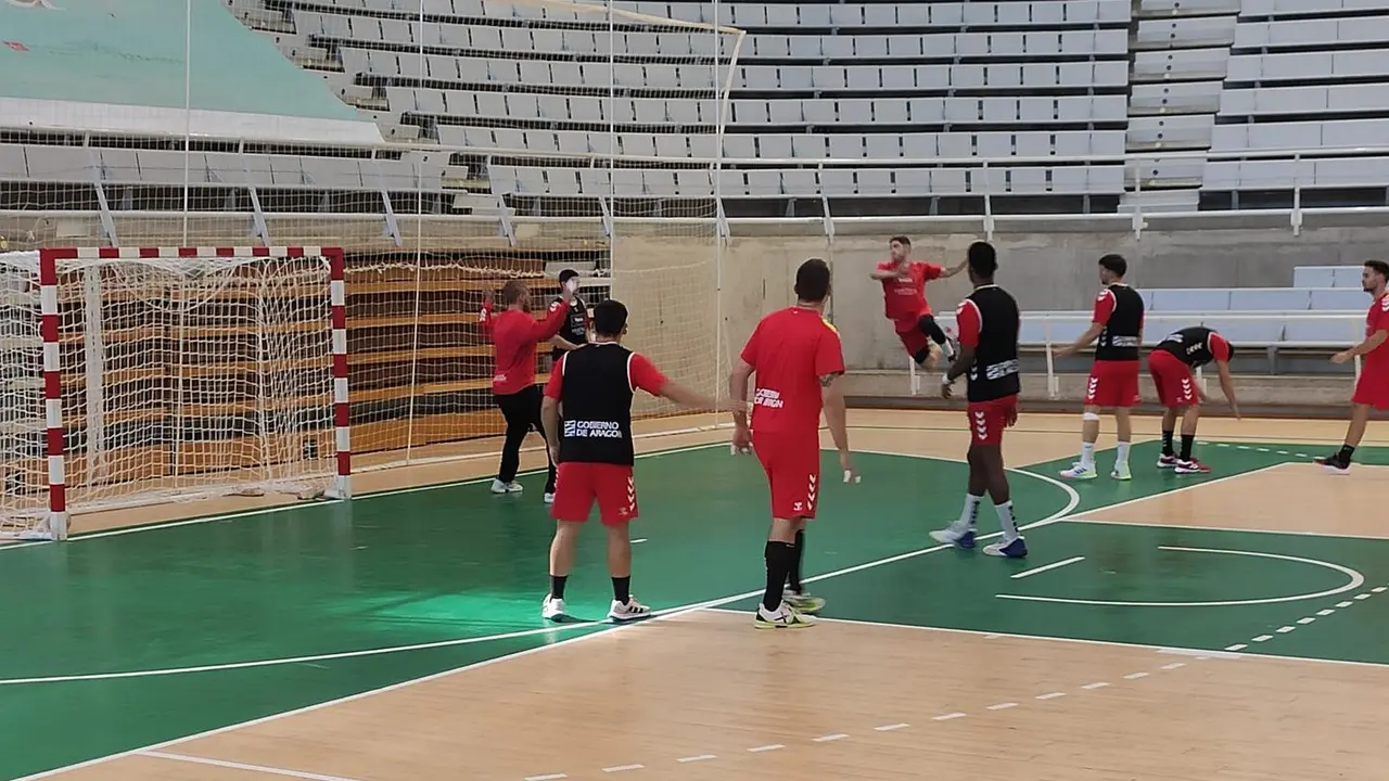 El Bada Huesca en el entrenamiento de la ma&ntilde;ana del s&aacute;bado antes de abrir la temporada 23/24 contra Valladolid en el Palacio. Foto: Sportarag&oacute;n