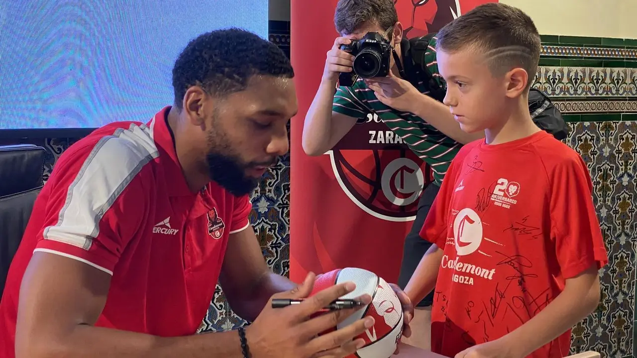 Jahlil Okafor firma un aut&oacute;grafo en su presentaci&oacute;n | Foto: Casademont Zaragoza
