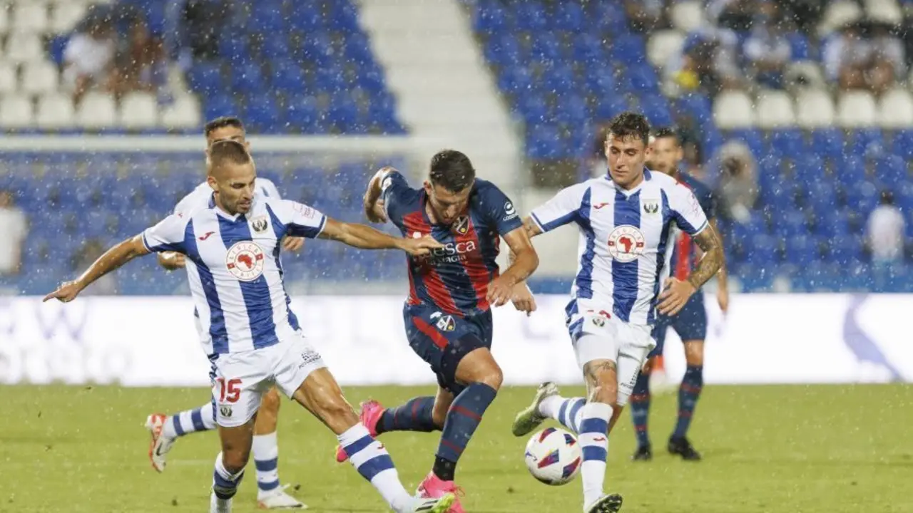 Valent&iacute;n busca superar a dos rivales en el Legan&eacute;s Huesca. Foto: LaLiga