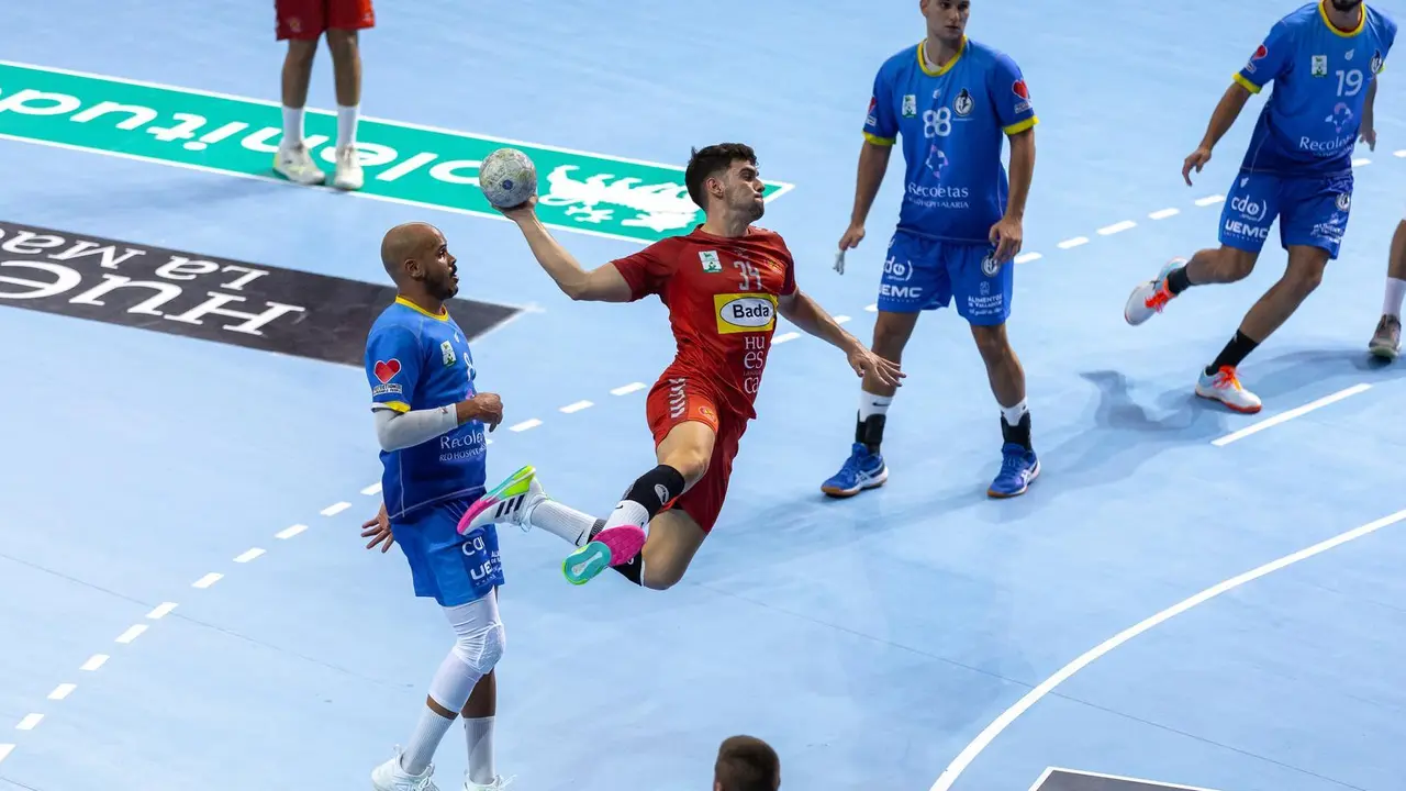 Malo se lanza a la porter&iacute;a de C&eacute;sar P&eacute;rez en el Bada Valladolid. Foto: Andrey Sapizhak