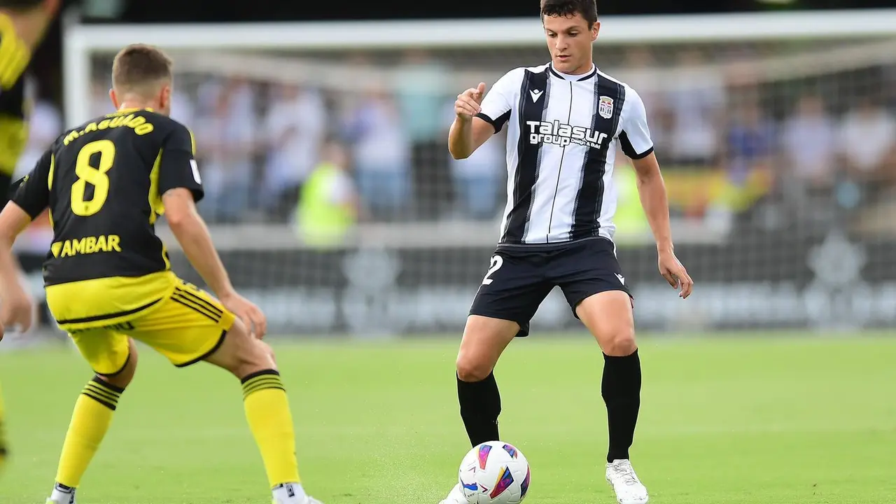 Marc Aguado en un duelo en Cartgaonova. | Foto: Cartagena FC
