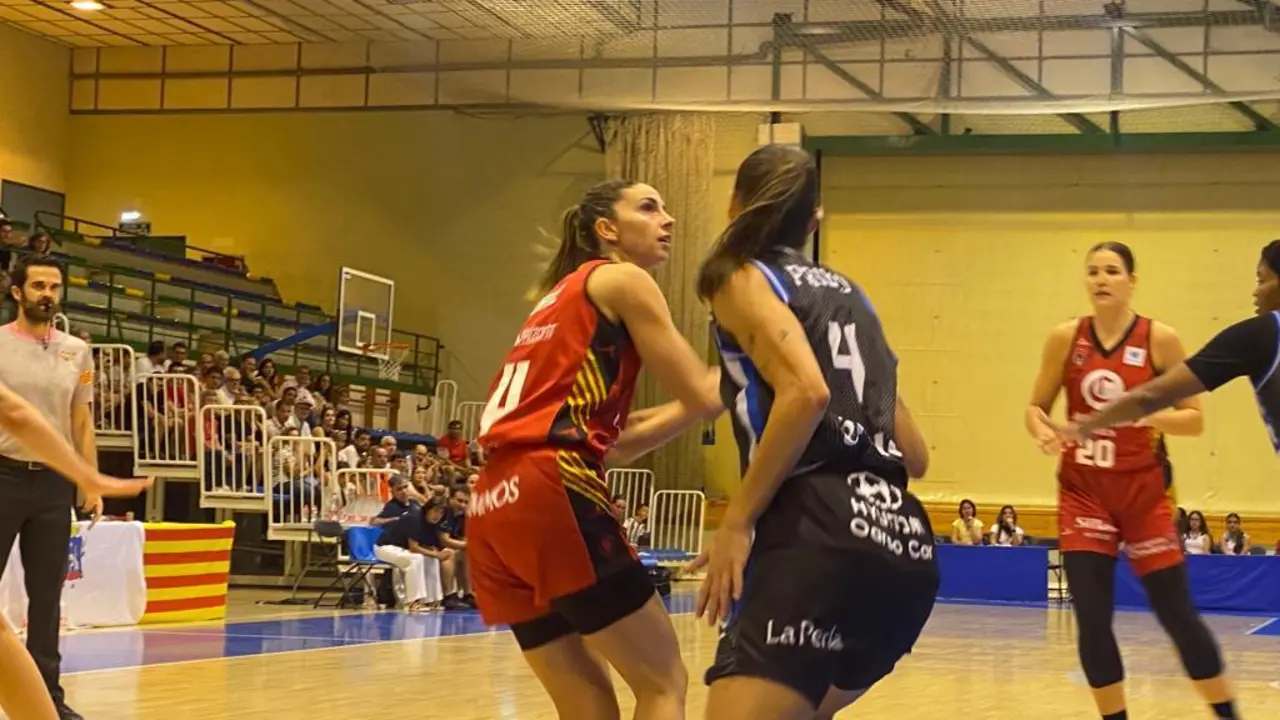 Mariona Ortiz busca una l&iacute;nea de pase | Foto: Casademont Zaragoza