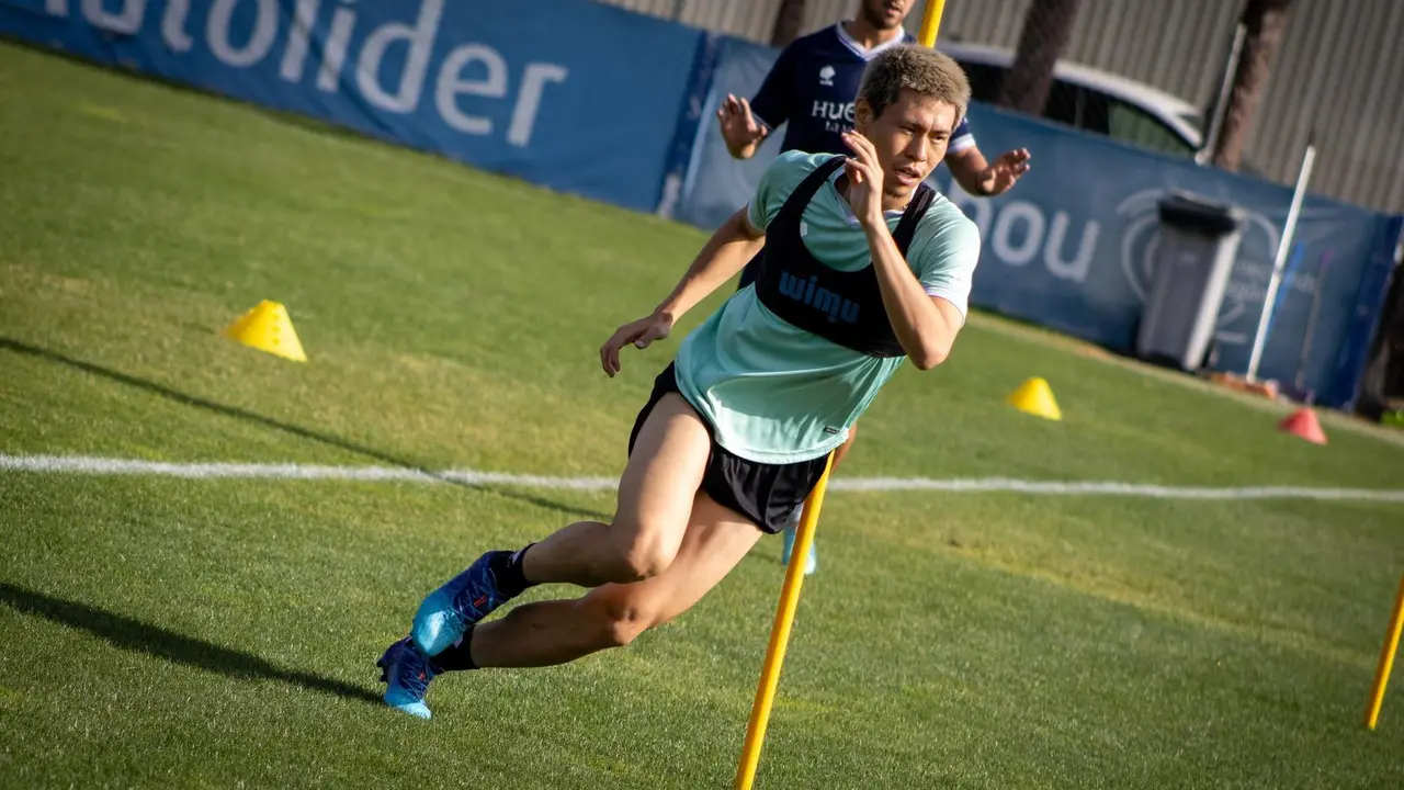 Kento Hashimoto en un entrenamietno con el Huesca en la temporada 23/24