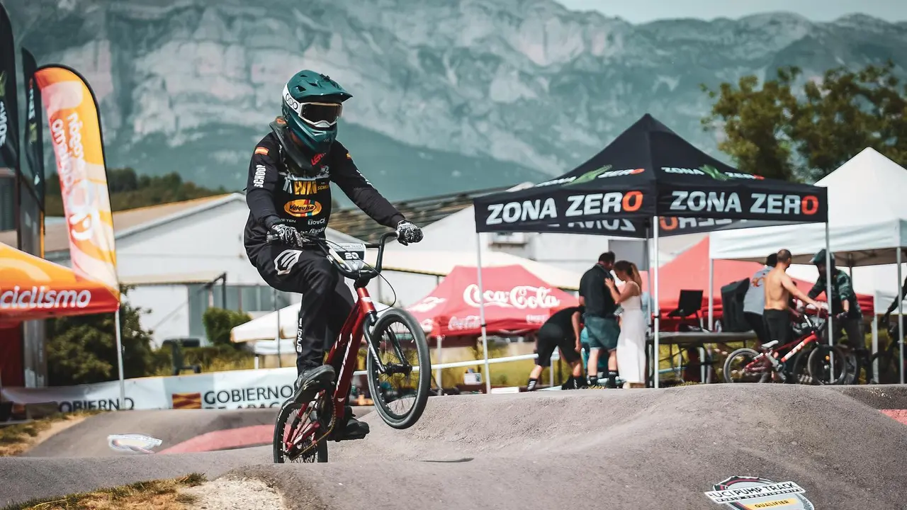 Imagen de una anterior prueba en el circuito pump track de A&iacute;nsa. Foto: Zona Zero Pirineos