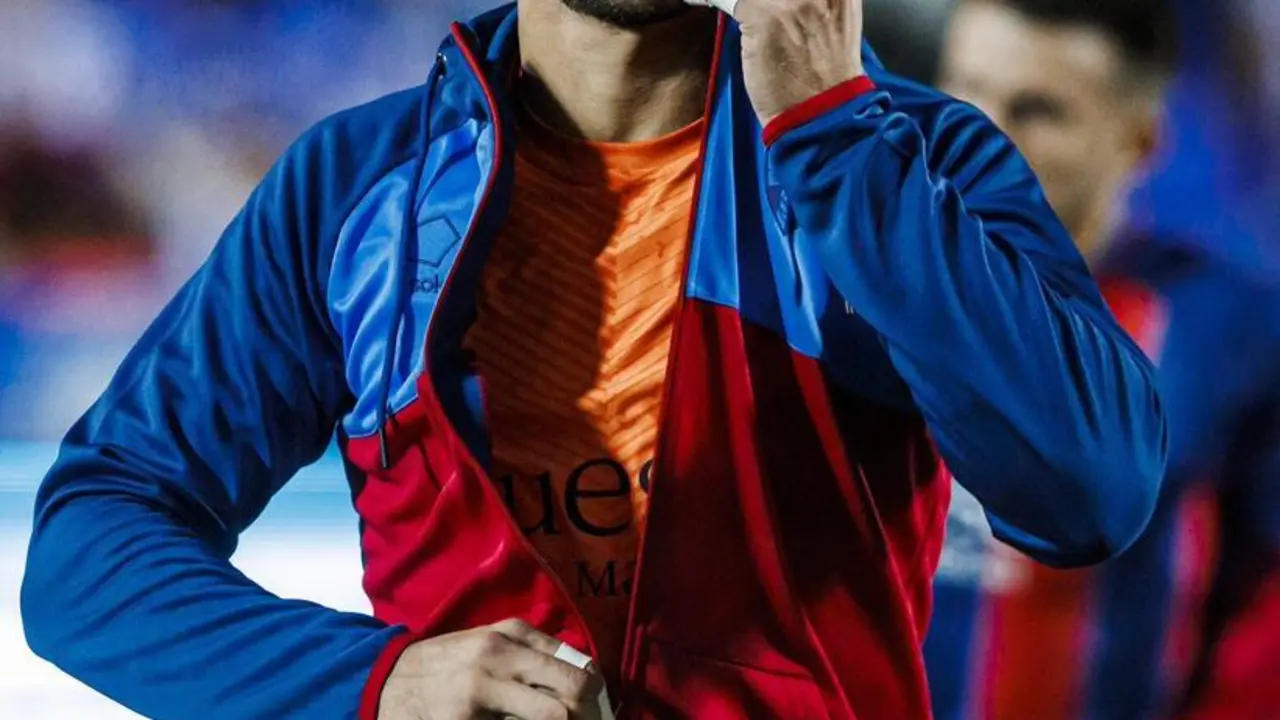 &Aacute;lvaro Fern&aacute;ndez en un partido con el Huesca, temporada 23/24