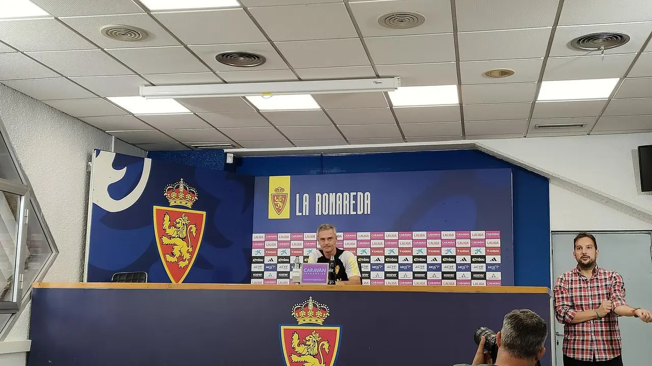 Fran Escrib&aacute; en la rueda de prensa de La Romareda. | Foto: Pablo Gomoll&oacute;n.