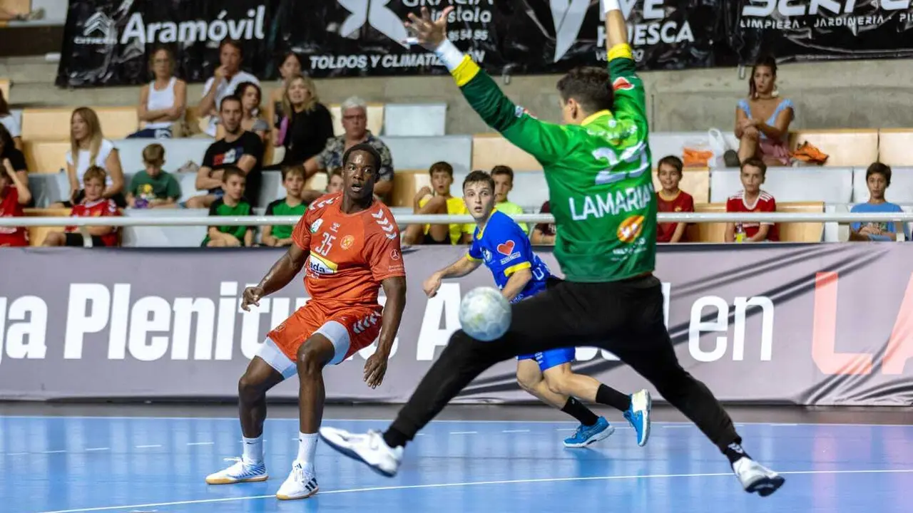 Pepe Floris marca a Lamariano en el Bada Huesca - Valladolid con el que el siete altoaragon&eacute;s abri&oacute; la temporada 2023/24. Foto: Andrey Sapizhak