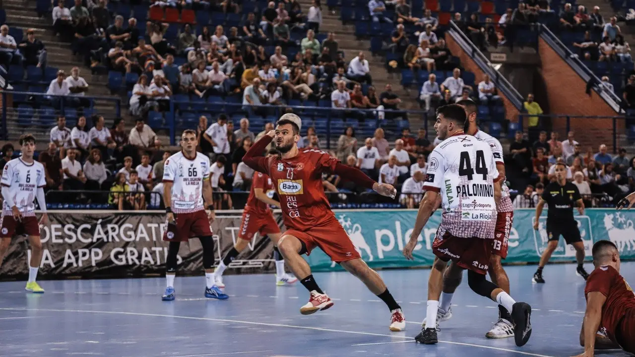 Rodrigo Benites, impecable, lanza a la porter&iacute;a desl siete riojano en el Ciudad de Logro&ntilde;o - Bada Huesca. Foto: LabZero